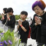 「会いに来たよ」　栃木県遺族代表の小松さん、孫らと４人で参列　父を捜し…