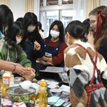 Ｘマス料理作って食べて　鹿沼で留学生と交流会　高校生ら30人参加
