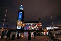 原爆ドームと折り鶴を投影