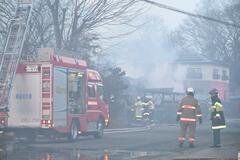 野焼きが延焼 住宅と納屋全焼