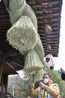 森友瀧尾神社で行われた恒例のしめ縄の掛け替え
