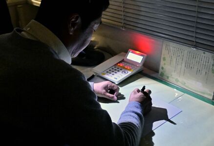 苦しみに向き合い「少しでも元気になってほしい」 夜につながる「唯一無二」の肉声 いのちの電話の相談員