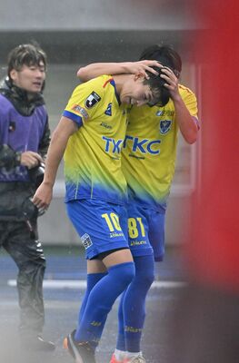 後半30分、2点目のシュートを決めた栃木SCのFW五十嵐(手前)が仲間の祝福を受ける=カンセキスタジアムとちぎ、広瀬華撮影