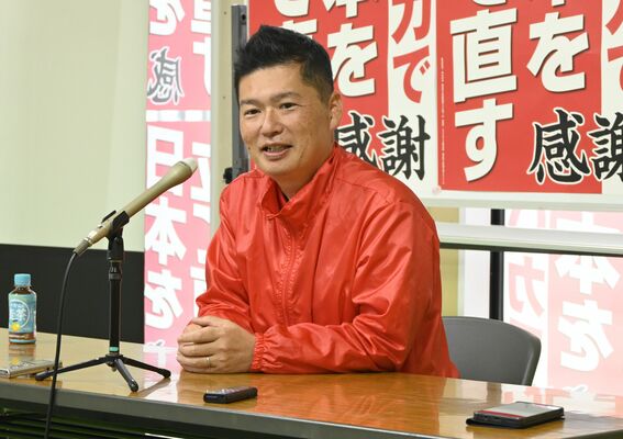小選挙区での勝利の手応えを語る藤岡氏＝28日午前、小山市城東１丁目