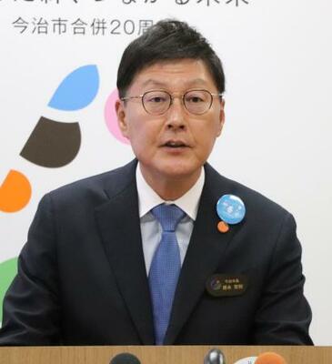 　愛媛県今治市役所で記者団の取材に応じる徳永繁樹市長＝２５日午後
