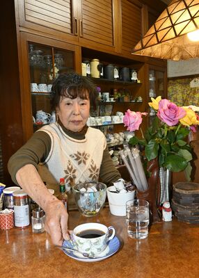 「楽しみに来てくれるお客さんのために」と心を込めてコーヒーを提供する丸山さん