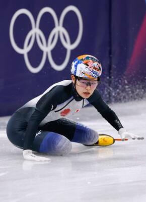 　女子５００メートル予選　転倒する金井莉佳＝ミラノ（共同）