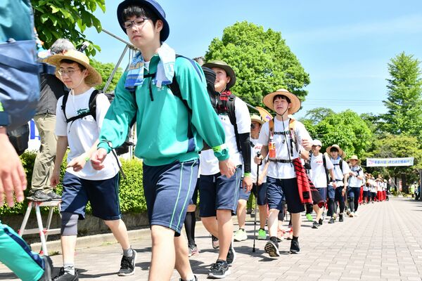 85キロ完歩に向けて出発する生徒たち