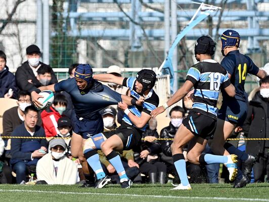 前半30分、国学栃木のＳＯ伊藤（左）がトライを決める＝花園ラグビー場