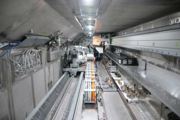 　ロボットアームを収納する「エンクロージャ」の内部＝２月、福島県楢葉町（代表撮影）