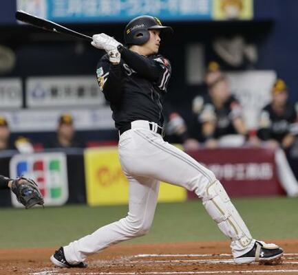 　６回ソフトバンク１死一、三塁、代打笹川が右前に同点打を放つ＝京セラドーム