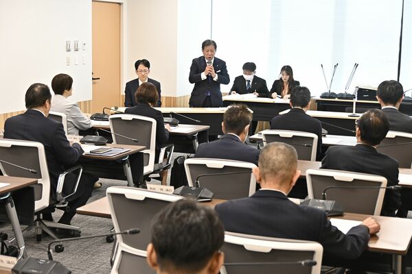 ＬＲＴ調査研究議連の設立総会で会長就任のあいさつをする増渕市議（中央）