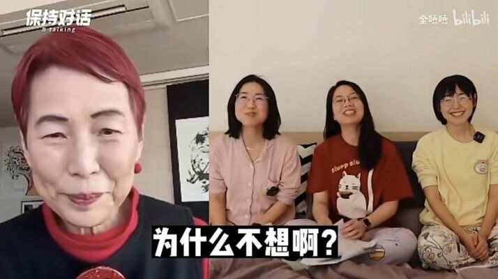上野千鶴子さんの書籍「快楽上等！　３・１１以降を生きる」の中国語版がカウンターに置かれた北京市内の書店＝４月
