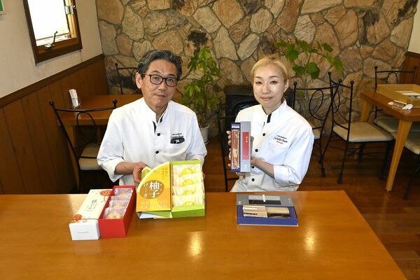 受賞商品を手にする鈴木社長（左）と佐藤本部長