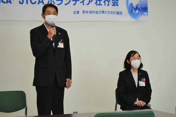 壮行会で抱負を述べる江面さん（左）と柳さん＝１６日午後、宇都宮市本町