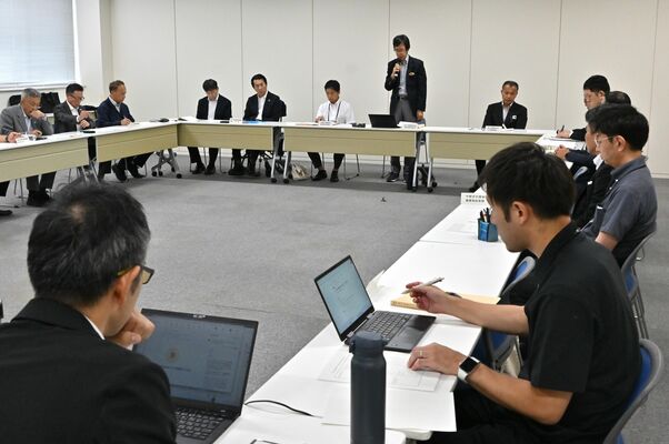 産廃の不法投棄などについて情報交換した連絡協議会＝２日午後、県庁北別館