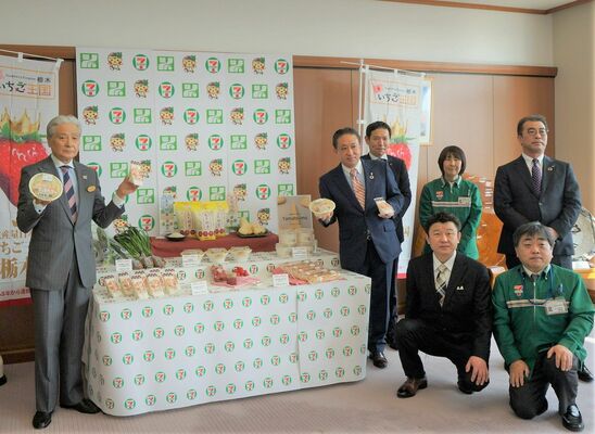 新商品を手にする福田知事（左）ら