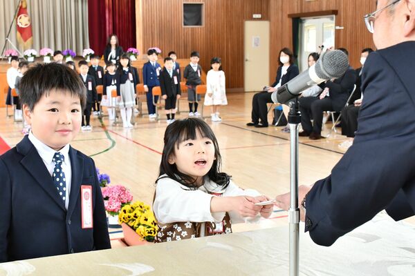 相馬市長（右）から「ありがとう鉛筆」を受け取る伊藤さん（中央）。左は渡辺さん
