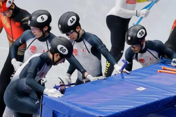 男子5000メートルリレー順位決定戦のレースを終えた(上左から)宮田将吾、岩佐暖、渡辺啓太。下は吉永一貴=ミラノ(共同)