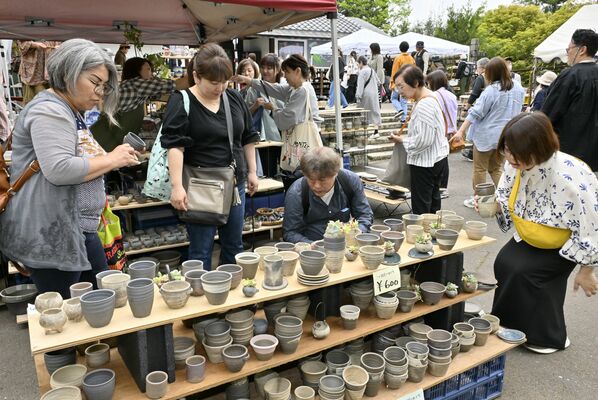 にぎわう春の陶器市。来場者は増えたが、対策強化により目立った渋滞は発生しなかった