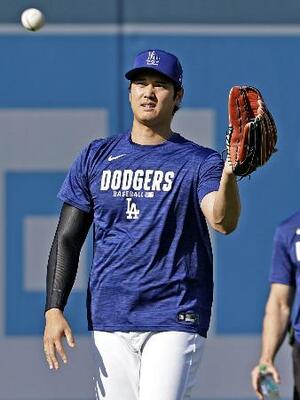 　キャッチボールするドジャース・大谷＝ロサンゼルス（共同）