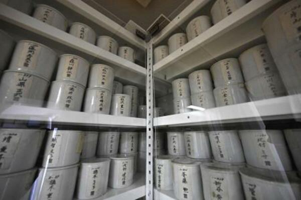 原爆供養塔の地下納骨室に安置されている骨つぼ=7月、広島市中区の平和記念公園