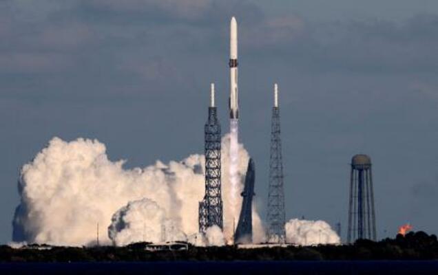 米宇宙企業ブルーオリジンが打ち上げた大型ロケット「ニューグレン」=13日、米フロリダ州ケープカナベラル(ロイター=共同)