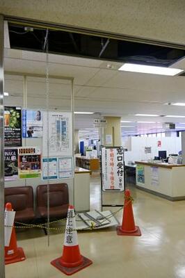 　地震の影響で天井の一部が崩落した鳥取県米子市役所＝６日午後３時２２分