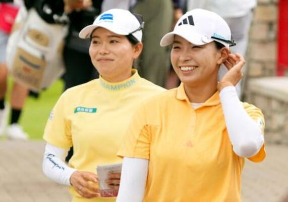 最終ラウンド、ホールアウトし、スコア提出に向かう勝みなみ(左)、渋野日向子組。通算12アンダーで5位=ミッドランドCC(共同)