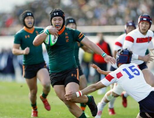 東福岡―東海大相模 後半、突進する東福岡・須藤。このままトライを決める=花園