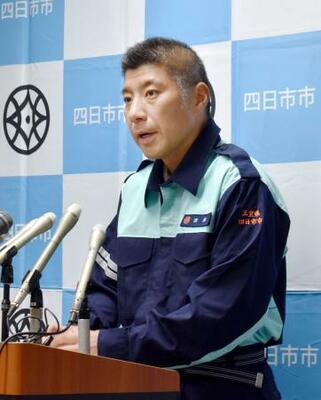 　記者会見する三重県四日市市の森智広市長＝２０日午後、四日市市役所