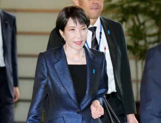 　首相官邸に入る高市早苗首相＝１８日午前８時５４分