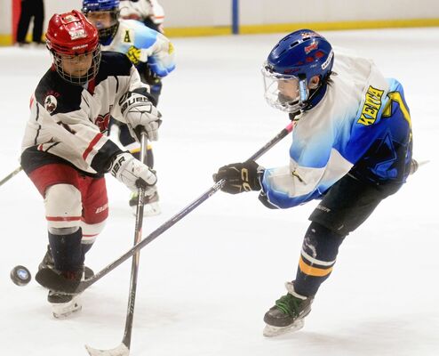 小学Ａ　今市ボンバーズ－清滝ドラゴンリーグ戦　第３ピリオド７分12秒、今市ボンバーズ・清川（右）がシュートを決める＝日光霧降アイスアリーナ