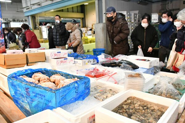 来場者でにぎわう県南地方卸売市場