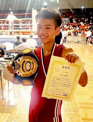 チャンピオンベルトを手に笑顔を見せる小川（金田ジム）＝後楽園ホール
