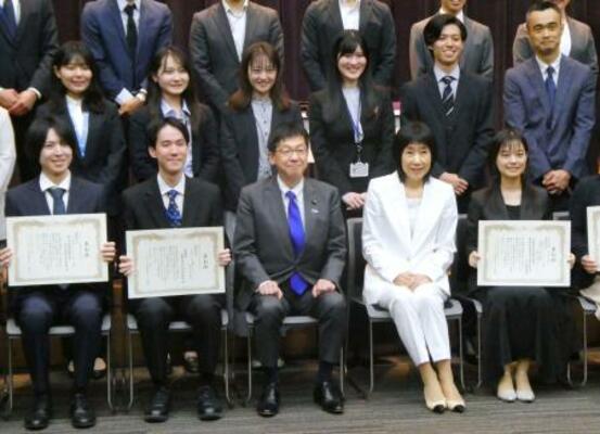 授賞式で松本国家公務員制度相(前列中央)と記念写真に納まる受賞者ら=25日午後、東京都千代田区