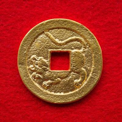 　復刻された純金製「水戸虎銭」の虎の姿が描かれた面（水戸市提供）