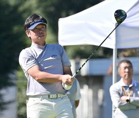 10番のティーショットを放ち、打球の行方を追う優勝した後藤（宇都宮）＝プレステージＣＣ
