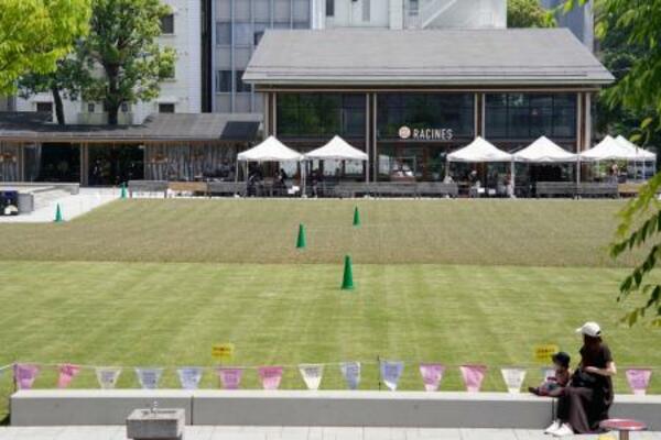 　東京都豊島区の南池袋公園。芝生エリアは養生中だった