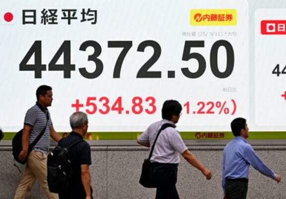 　日経平均株価の終値を示すボード。２日連続で最高値を更新し、初めて４万４０００円を超えた＝１１日午後、東京都中央区