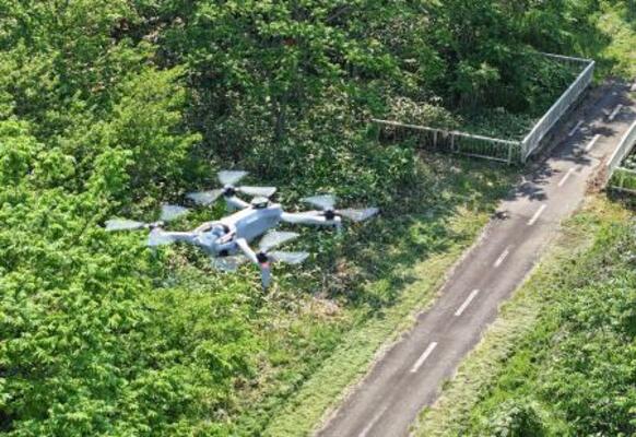 北海道新十津川町でデモ飛行する、クマ対策などに使われるKDDIのドローン=2日
