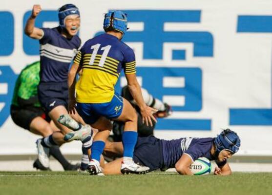 　京都成章―桐蔭学園　前半、トライを決める桐蔭学園・曽我＝花園