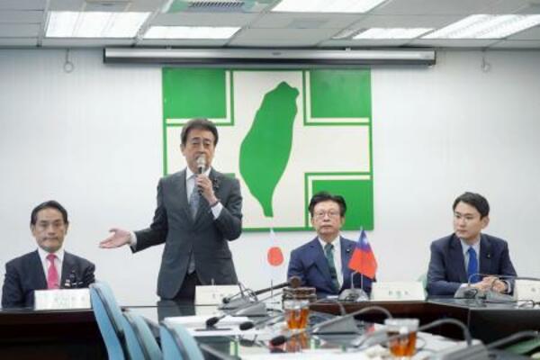 　日台与党による会合に出席した（左から）自民党の岩田和親国防部会長、星野剛士外交部会長、台湾・民進党の郭国文、陳冠廷両立法委員＝３日、台北（共同）