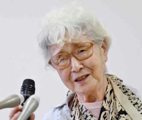 川崎市内で取材に応じる横田早紀江さん=2日午後