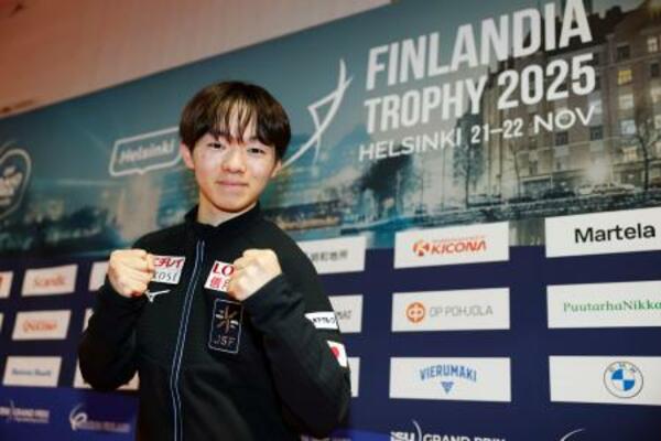 　公式練習を終え、撮影に応じる鍵山優真＝ヘルシンキ（共同）