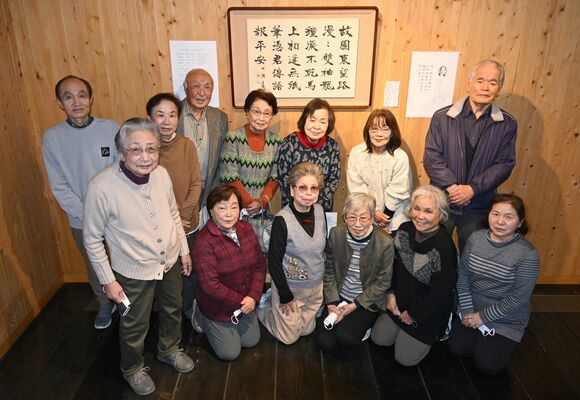 竹洞の作品を囲む宮下幸鼓さん（前列右から３人目）と会員ら