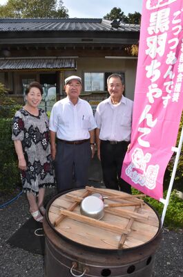 国体相撲会場でちゃんこ鍋を振る舞う（左から）井上さん、池澤さん、深澤さん