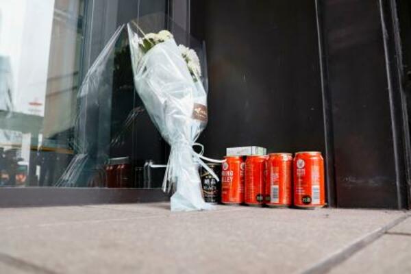 　事件現場付近に供えられた花や飲み物＝２２日午後、ＪＲ長野駅前