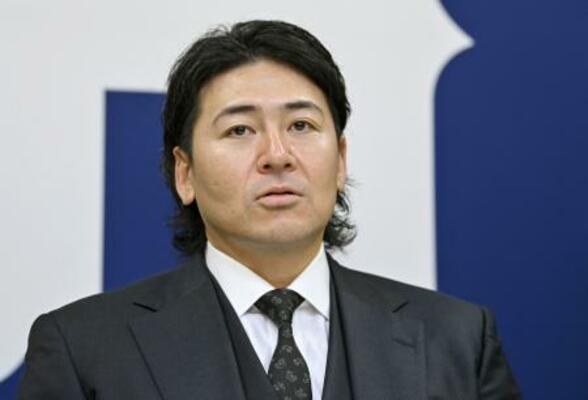 　契約更改を終え、取材に応じる広島・会沢＝１１日、マツダスタジアム