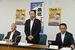 記者会見する連合栃木の吉成会長（中央）＝30日午前、県庁